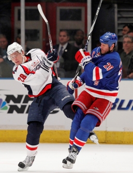 Václav Prospal (vpravo) slavil s Rangers vítězství nad Washingtonem.