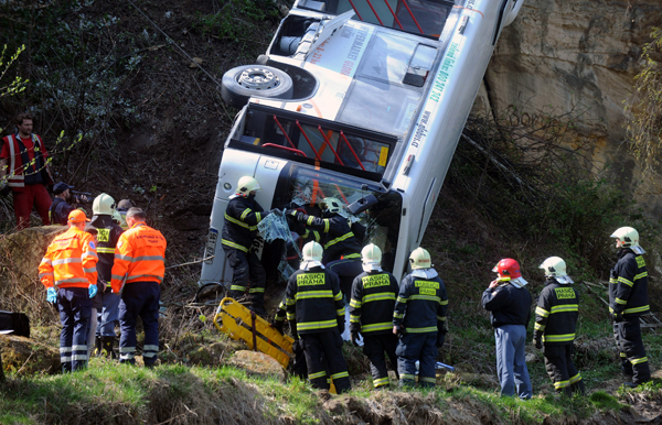 Cestující v autobusu mohou mluvit o štěští, že přežili.