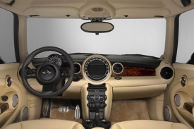 Interiér vytvořili designéři Rolls Royce. To hovoří samo za sebe.