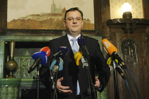 Iniciativa požaduje demisi vlády Petra Nečase.
