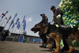 Auta hlídají i policejní psi.