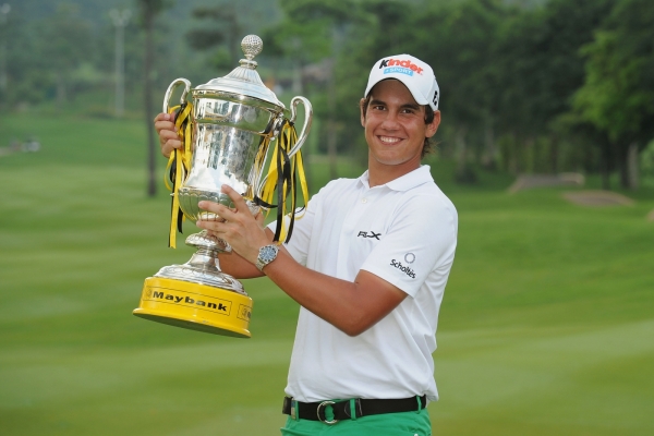 Matteo Manassero s trofejí z Kuala Lumpuru. Matteo Manassero s trofejí z Kuala Lumpuru.