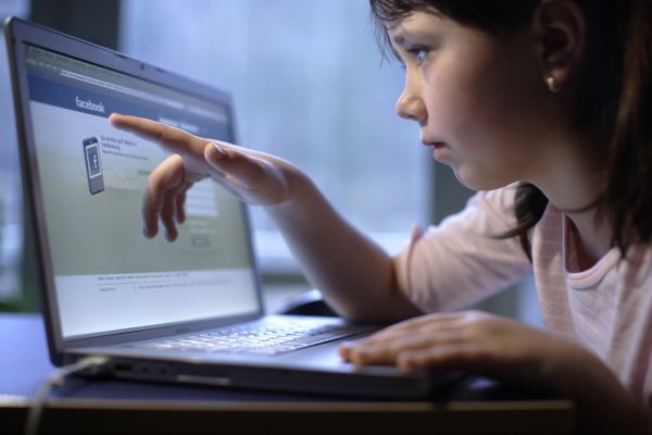 Na sociální sítě podle průzkumu chodí i děti mladší deseti let. Navzdory tomu, že to například Facebook zakazuje. Na sociální sítě podle průzkumu chodí i děti mladší deseti let. Navzdory tomu, že to například Facebook zakazuje.