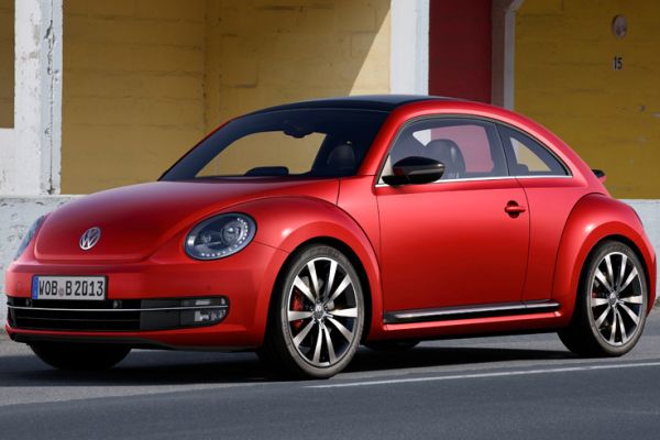 Nový VW Beetle se liniemi vrací zpět k úspěšnému předchůdci.