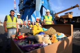 Mezi humanitární pomocí Gaze byly stavební materiály, zdravotnické potřeby i hračky.