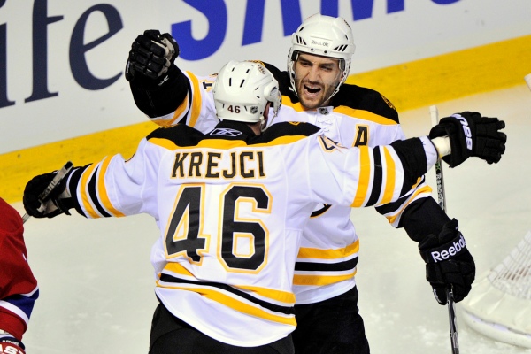 David Krejčí z Bostonu přijímá gólové gratulace od spoluhráče Patrice Bergerona.