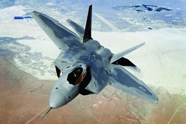 Americký stíhací letoun F-22A Raptor, který má napodobit čínská stíhačka. Americký stíhací letoun F-22A Raptor, který má napodobit čínská stíhačka.