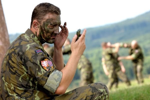 Čeští vojáci si kvůli změnám v armádě sáhnou i do vlastní kapsy (ilustrační foto). Čeští vojáci si kvůli změnám v armádě sáhnou i do vlastní kapsy (ilustrační foto).