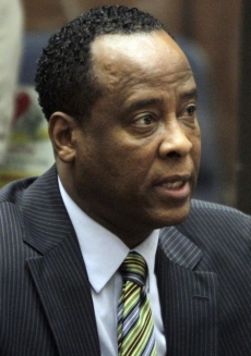 Lékař Jacksona Conrad Murray.