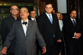 Vládní špičky jednaly o podobě nového kabinetu do noci.