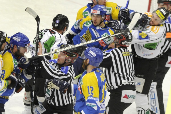 Sedmý zápas extraligové baráže měl divoký průběh. Sedmý zápas extraligové baráže měl divoký průběh.
