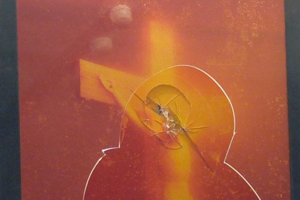 Rozbitý obraz Piss Christ.