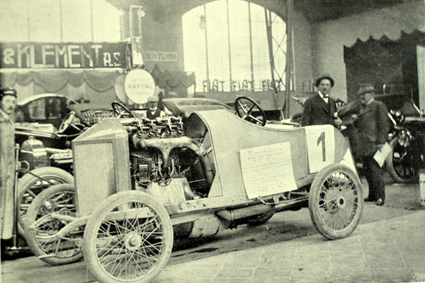 Vítězný vůz ze zbraslavského závodu. Hieronymův "sporťák" z firmy Laurin & Klement na pražském autosalonu, kam byl dovezen hned po závodě. Snímek je starý přesně sto let, vznikl 19. dubna 1911.