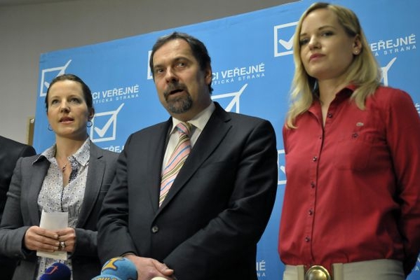 Zatím ještě ministr Radek John a ženy ve vedení VV - Karolína Peake (vlevo) a Kateřina Klasnová (vpravo).