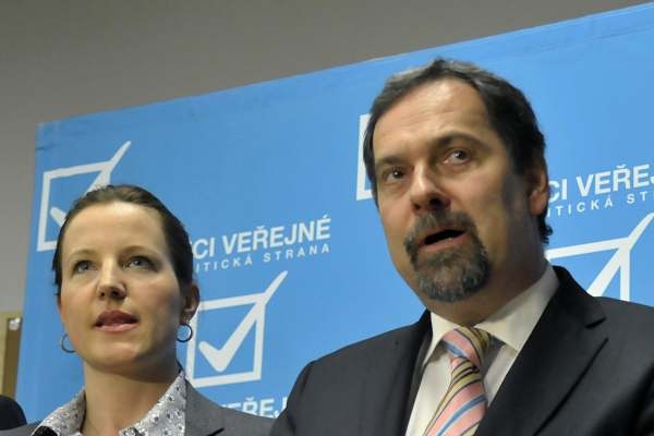 Radek John s novopečenou šéfkou poslanců VV Karolínou Peake.