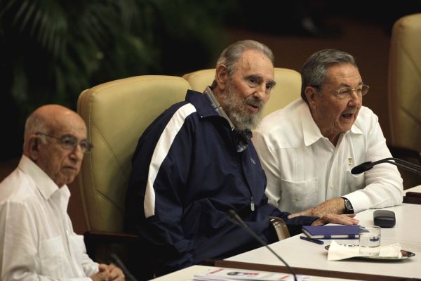 Fidel Castro (uprostřed) předal vládu svému bratru Raúlovi (vpravo). Fidel Castro (uprostřed) předal vládu svému bratru Raúlovi (vpravo).
