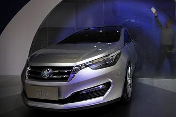 Model Venucia, společný produkt Nissanu a jedné z čínských automobilek.