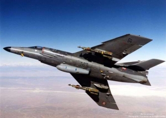 Francouzské letouny bombardují Libyi dnem i  nocí. Dochází jim ale munice. 