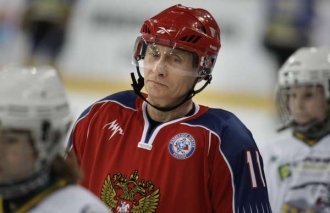 Tvrďák a sportovec. Putin hraje s dorostenci hokej v Lužnikách (duben 2011).