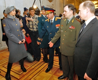 Na tučné finance se může těšit i armáda. Putin si prohlíží nové armádní uniformy.