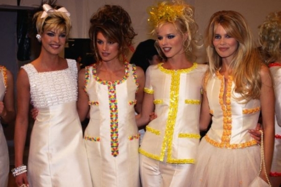 (zleva) Linda Evangelista, Cindy Crawfordová, Eva Herzigová a Claudia Schifferová v roce 1998.