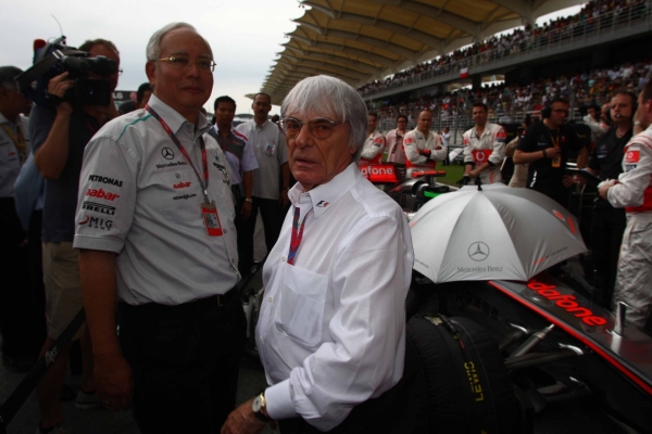 Formule 1 není na prodej, vzkazuje její šéf Bernie Ecclestone (na snímku uprostřed).