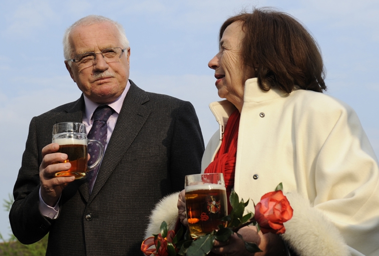 Není nad půllitr dobrého piva. Klaus s manželkou Livií zavítali v pondělí do Českého Dubu. Není nad půllitr dobrého piva. Klaus s manželkou Livií zavítali v pondělí do Českého Dubu.