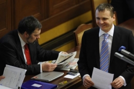 Exministři zleva: Radek John a Vít Bárta.