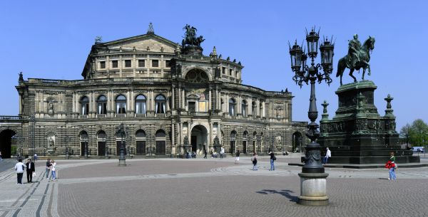 Drážďanská opera zavádí o víkendech prohlídky v češtině. Drážďanská opera zavádí o víkendech prohlídky v češtině.