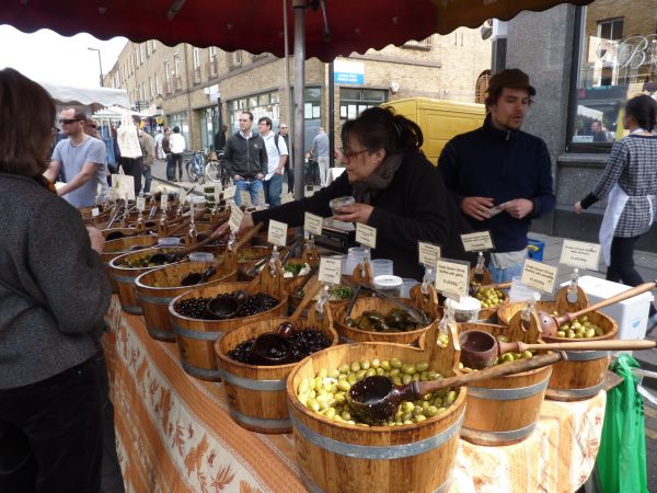Londýnský Broadway Market láká místní i turisty.