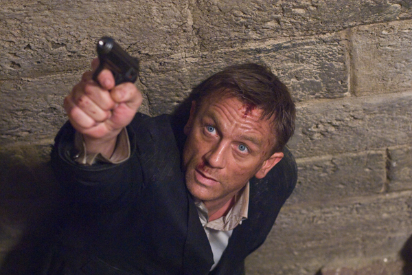 Nejnovější představitel britského agenta Jamese Bonda herec Daniel Craig ve filmu Quantum of Solace. Nejnovější představitel britského agenta Jamese Bonda herec Daniel Craig ve filmu Quantum of Solace.