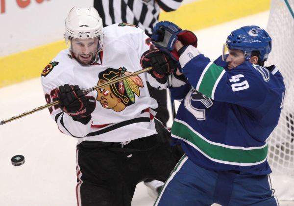 Momentka z utkání Vancouver - Chicago.