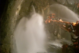 Při stavbě silničních tunelů na Islandu často vnikala do tunelů voda, a to rychlostí až několika tisíc litrů za minutu.