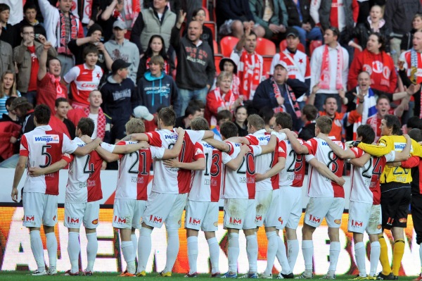 Fotbalisté Slavie drží při sobě. 