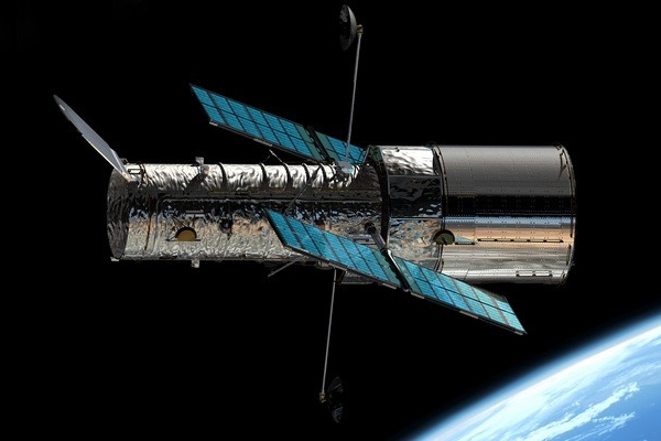 Hubbleův kosmický dalekohled obíhá Zemi ve výšce 560 kilometrů.