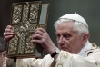 Papež Benedikt XVI. během Velikonoční vigilie s Písmem svatým. Papež Benedikt XVI. během Velikonoční vigilie s Písmem svatým.