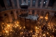 Ortodoxní křesťanští poutníci zapalují svíčky v kostele Svatého hrobu v Jeruzalémě. Právě na místě tohoto kostela měl být kdysi Ježíš ukřižován. Ortodoxní křesťanští poutníci zapalují svíčky v kostele Svatého hrobu v Jeruzalémě. Právě na místě tohoto kostela měl být kdysi Ježíš ukřižován.