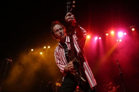 Kromě zakladatele a klávesisty Manzareka už v sestavě z původních členů figuruje jen Robby Krieger.