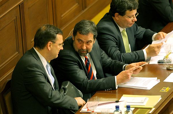 Kabinet Petra Nečase má za sebou kosmetickou úpravu. Radek John byl přesunut z vnitra na nový post místopředsedy vlády pro boj s korupcí a nastoupili dva noví ministři.
