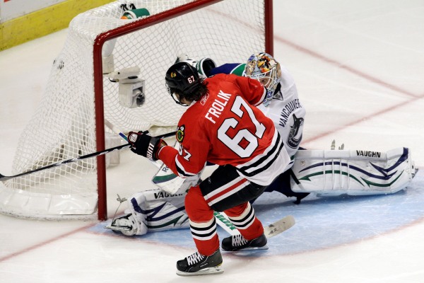 Michael Frolik Proměňuje nájezd v zápase proti Vancouveru. Michael Frolik Proměňuje nájezd v zápase proti Vancouveru.