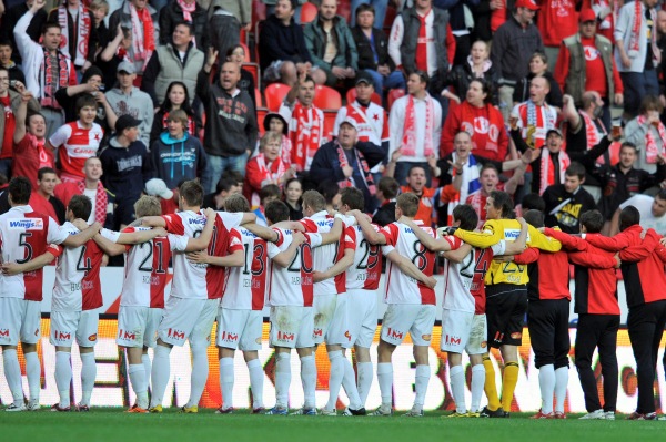 Fotbalisté Slavie (ilustrační foto). Fotbalisté Slavie (ilustrační foto).