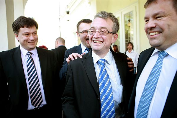 Petr Tluchoř (vpravo) se na Žofíně usmíval. Nyní ho čeká boj o setrvání v čele poslaneckého klubu ODS. Tluchoře by mohl podle některých zpráv nahradit Marek Benda stojící vedle něj. v pozadí místopředsové ODS Pavel Blažek a Pavel Drobil.