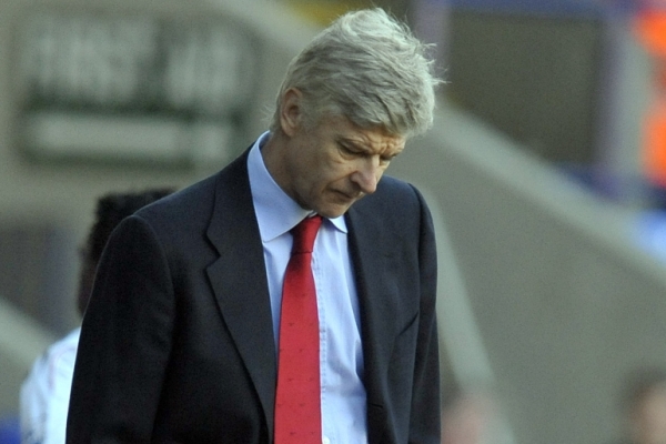Arséne Wenger při zápase v Boltonu.
