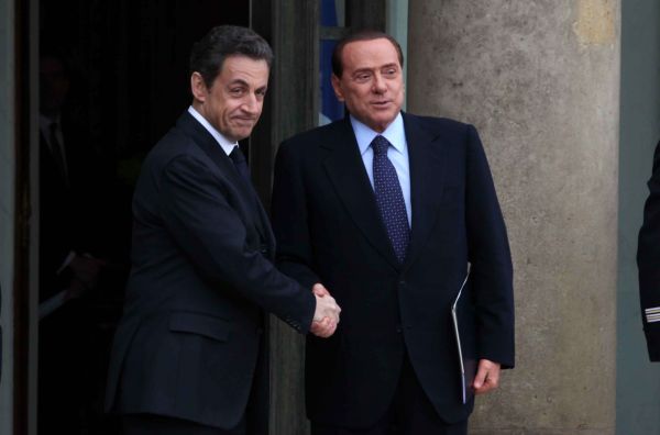 Nicolas Sarkozy a Silvio Berlusconi musí vyřešit spor ohledně imigrantů. Nicolas Sarkozy a Silvio Berlusconi musí vyřešit spor ohledně imigrantů.