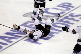 Joe Thornton ze San Jose slaví postup svého týmu.