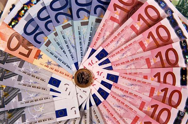 Dluhy zemí EU se vyšplhaly na deset bilionů eur.