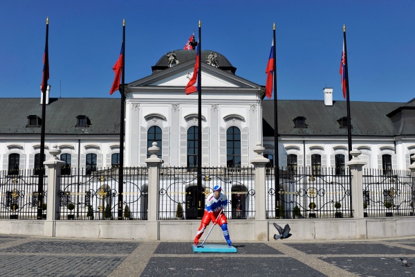Hokejovou atmosférou žije i bratislavský Prezidentský palác. Hokejovou atmosférou žije i bratislavský Prezidentský palác.