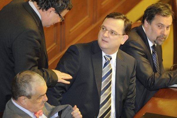 Zleva: Alexandr Vondra, Karel Schwarzenberg, Petr Nečas a Radek John na sněmovní schůzi o nedůvěře vládě.