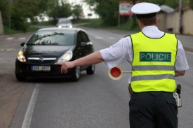 Na silnicích bylo během Velikonoc zhruba šest tisíc policistů. Přesto počet nehod i zraněných a mrtvých výrazně vzrostl (ilustrační foto).