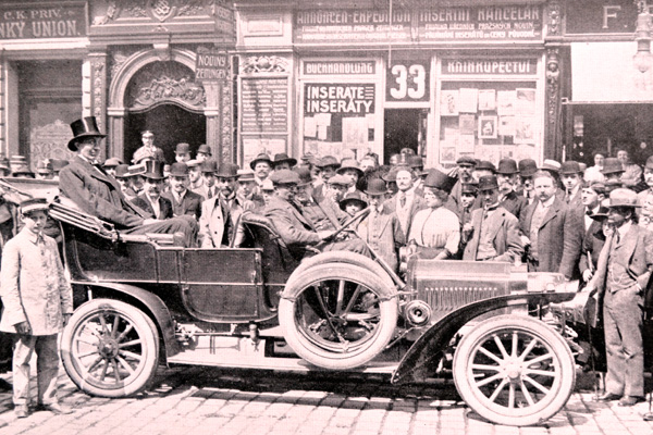 Ruský obr Fedor Machnov v centru Prahy, kam ho z nádraží dovezl automobil.